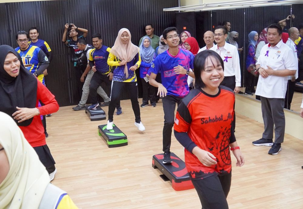 (全国版)担心鼻吸能量棒用法类似电子烟,鲁卡尼斯曼:购物平台廉价易购,学生染陋习或对电子烟上瘾