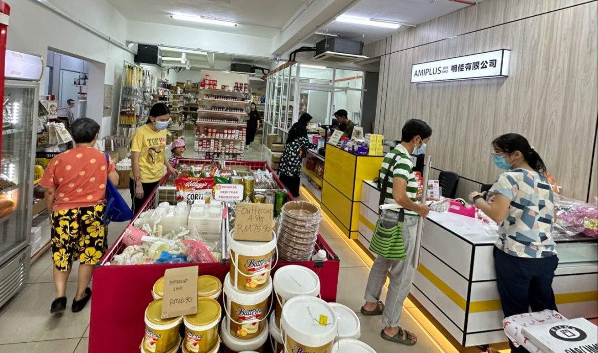 (古城封面主文)民众谨慎消费影响烘焙店生意额 黄梨馅饼缺货及价格调涨