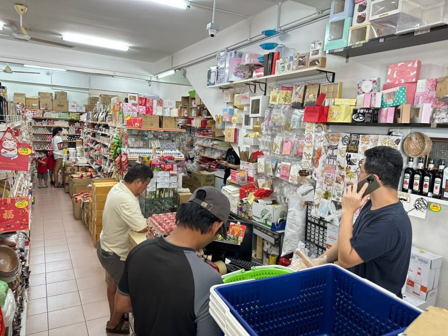 (古城封面主文)民众谨慎消费影响烘焙店生意额 黄梨馅饼缺货及价格调涨