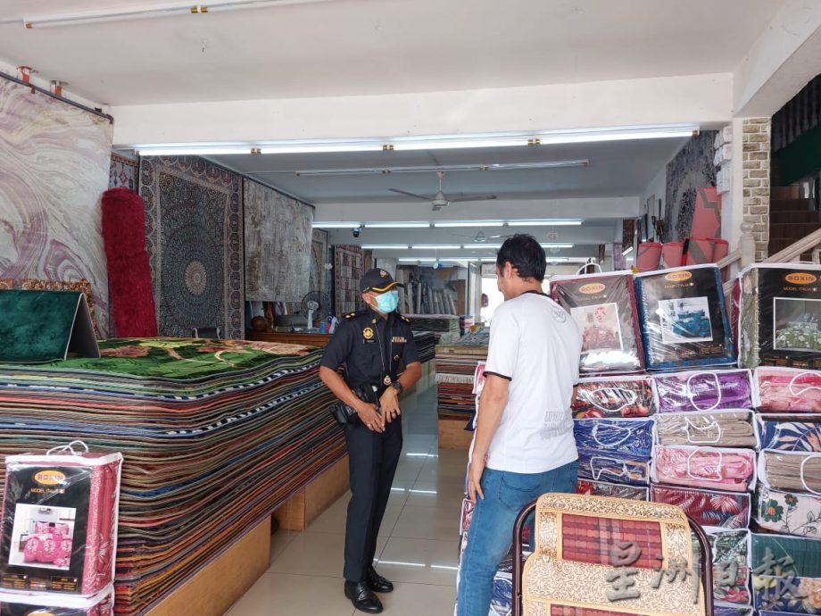 (古城封面主文)贸消局到家具店及窗帘店取缔 7家被开出罚单