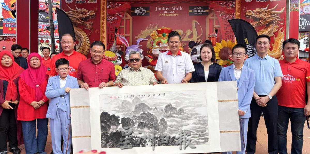 （古城封面主文）马中代表见证马中友谊祥龙点睛开光