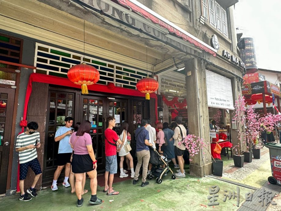 （古城封面主文）鸡场街新春闹哄哄 饮食店排长龙