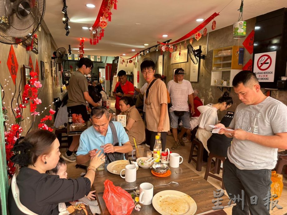 （古城封面主文）鸡场街新春闹哄哄 饮食店排长龙