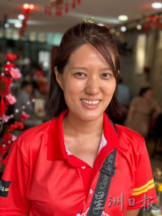 (古城封面主文)鸡场街新春闹哄哄 饮食店排长龙