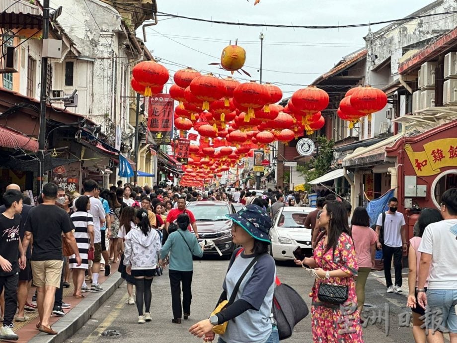 (古城封面主文)鸡场街新春闹哄哄 饮食店排长龙