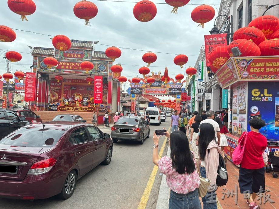 （古城封面主文）鸡场街新春闹哄哄 饮食店排长龙