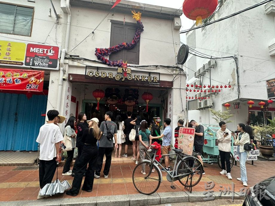 （古城封面主文）鸡场街新春闹哄哄 饮食店排长龙