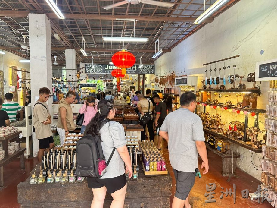（古城封面主文）鸡场街新春闹哄哄 饮食店排长龙