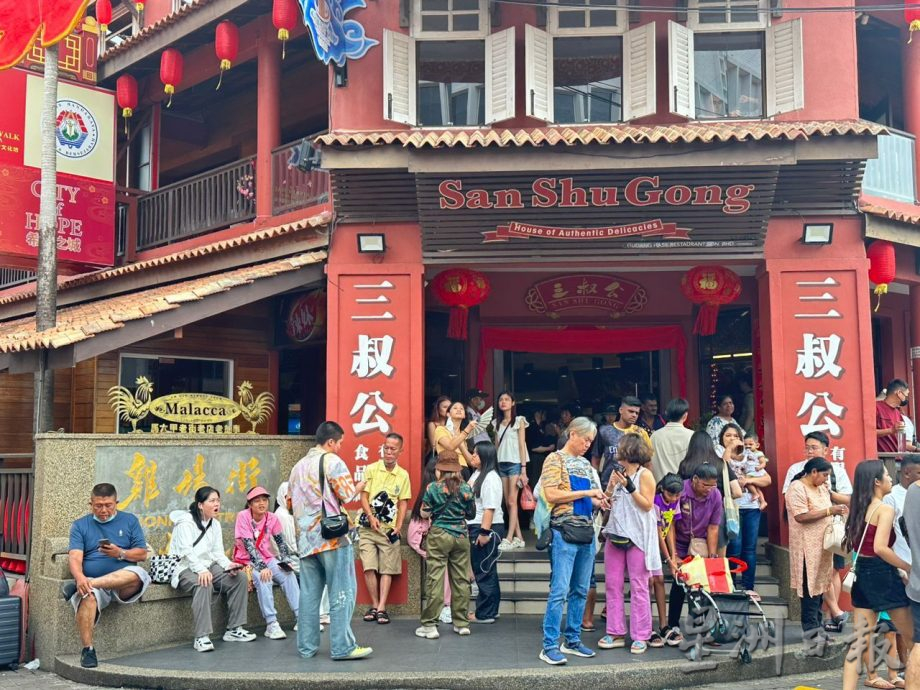 （古城封面主文）鸡场街新春闹哄哄 饮食店排长龙