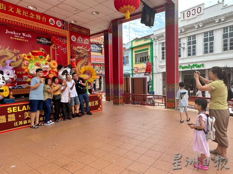 （古城封面主文）鸡场街新春闹哄哄 饮食店排长龙