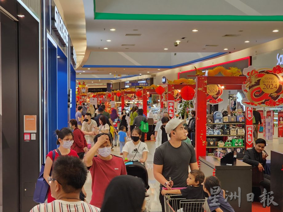 新年前最后一个黄金星期日，马六甲人出来“扫货”了