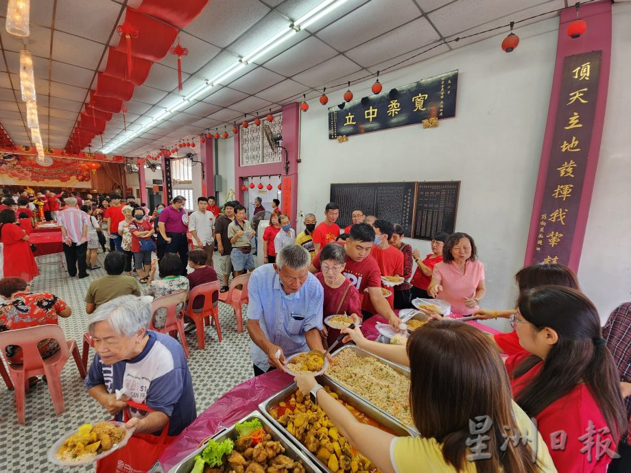 (古城版)同安金厦大团拜,捞生华乐演奏扯铃财神爷互动,非常热闹