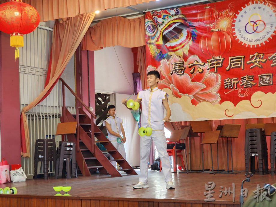 (古城版)同安金厦大团拜,捞生华乐演奏扯铃财神爷互动,非常热闹