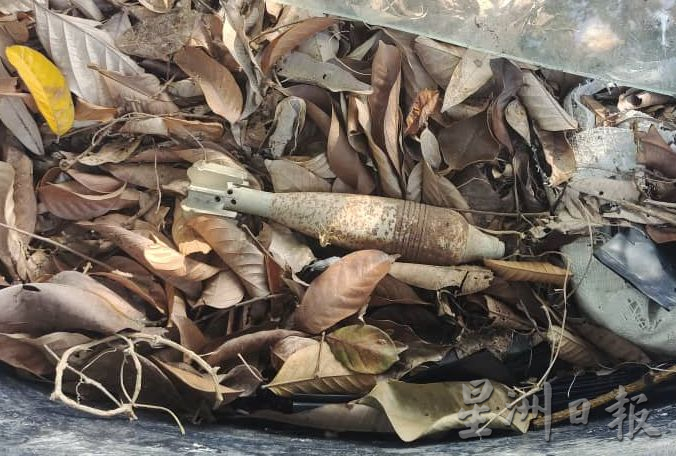 （古城版）村民在自家屋后发现一枚迫击炮弹