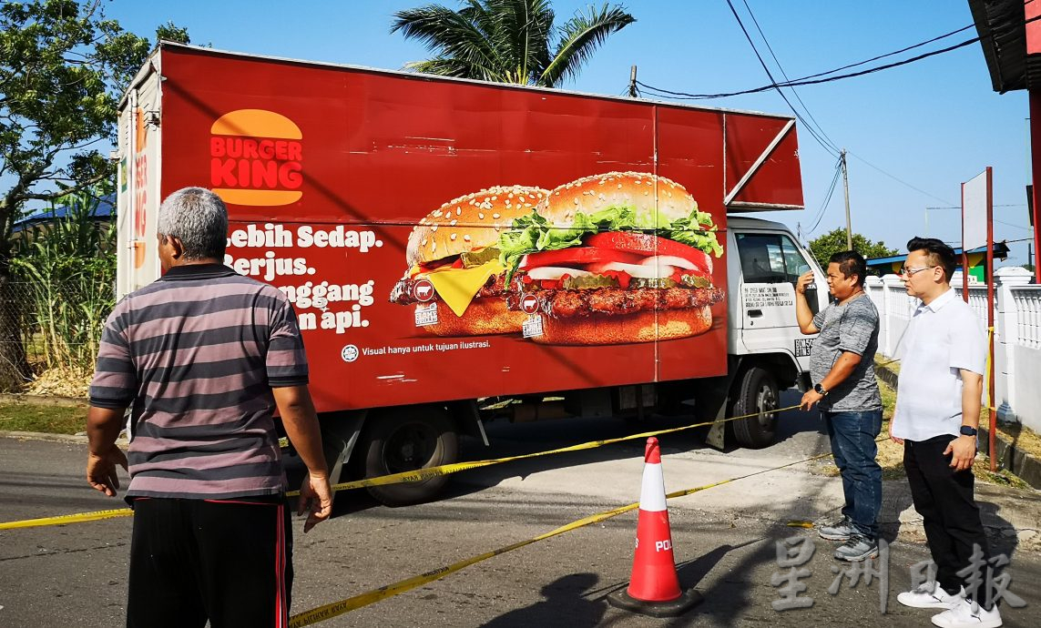 (古城第三版主文)丹绒米雅新村2电话柱突弯折及连根拔起 紧急封锁现场引交通混乱