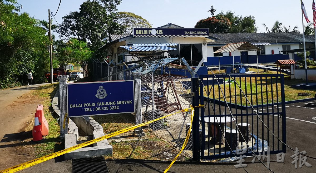 (古城第三版主文)丹绒米雅新村2电话柱突弯折及连根拔起 紧急封锁现场引交通混乱