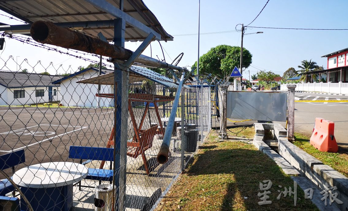 (古城第三版主文)丹绒米雅新村2电话柱突弯折及连根拔起 紧急封锁现场引交通混乱