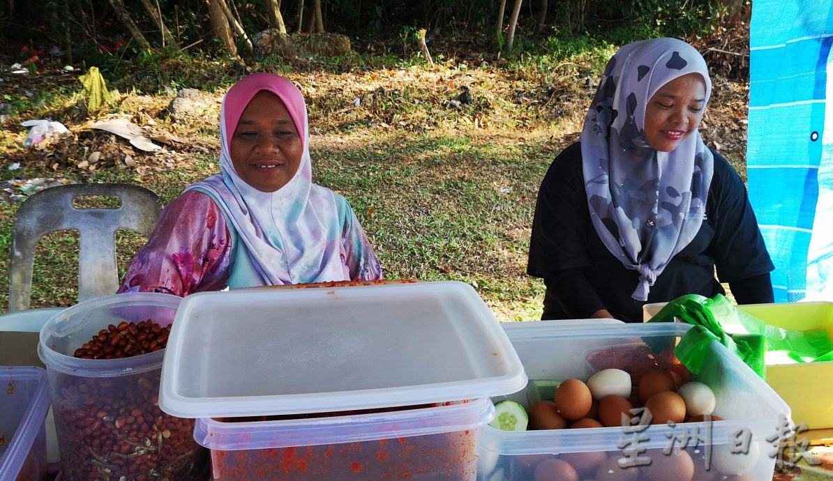 (古城第三版主文)丹绒米雅新村2电话柱突弯折及连根拔起 紧急封锁现场引交通混乱