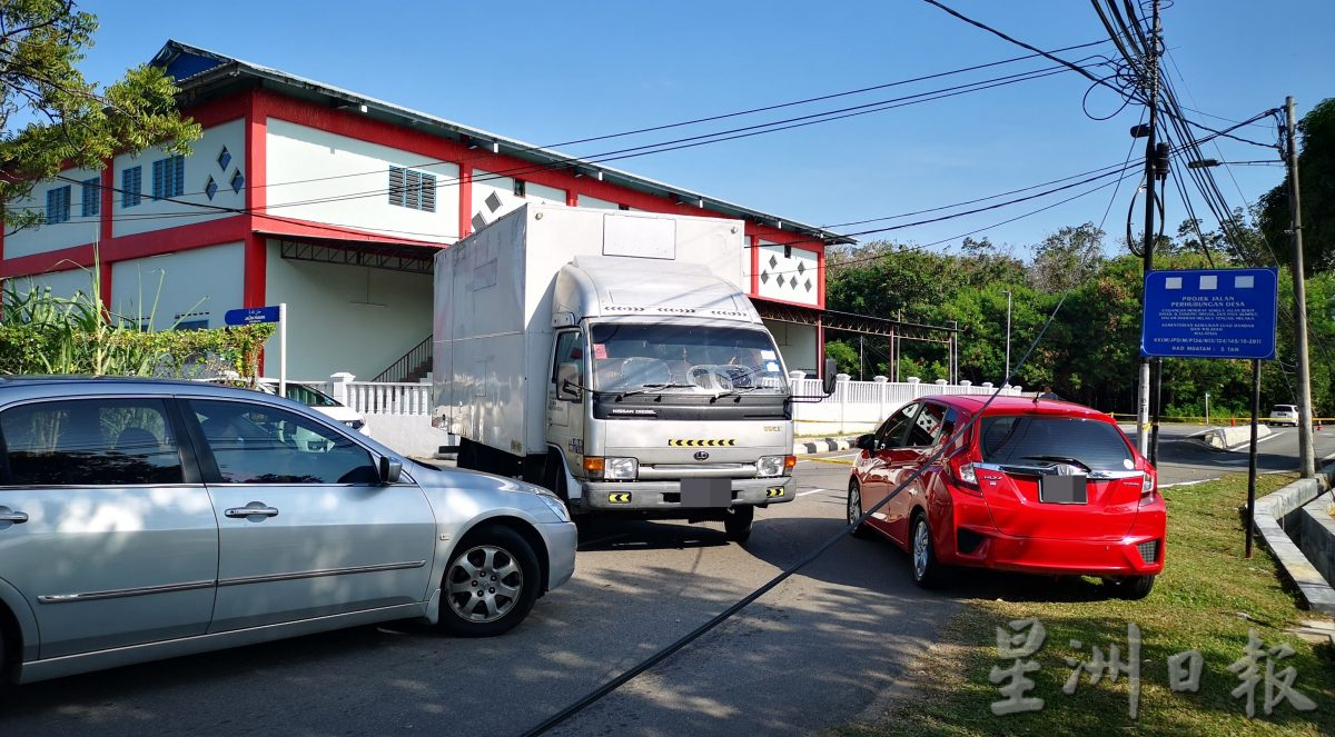 (古城第三版主文)丹绒米雅新村2电话柱突弯折及连根拔起 紧急封锁现场引交通混乱