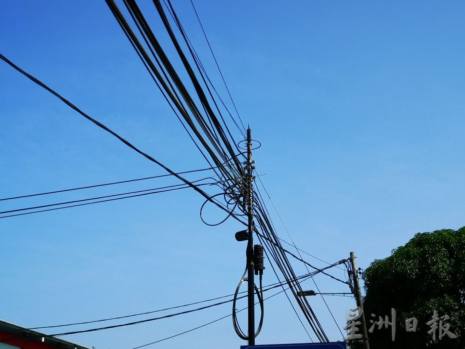 (古城第三版主文)丹绒米雅新村2电话柱突弯折及连根拔起 紧急封锁现场引交通混乱