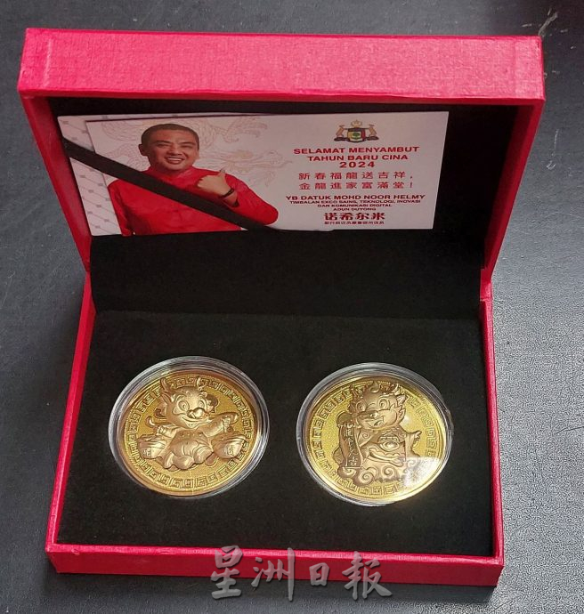 (古城第二版主文)两名正副行政议员送金龙