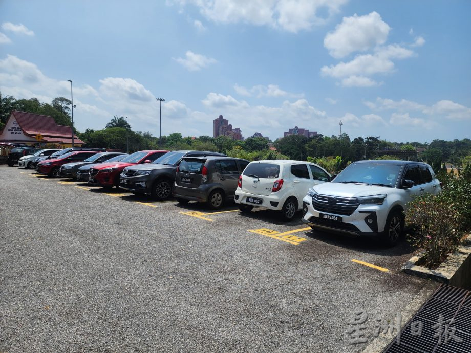 (古城第二版主文)人员向动物园访客售卖5令吉全天停车固本,或引混淆以为动物园收5令吉停车费