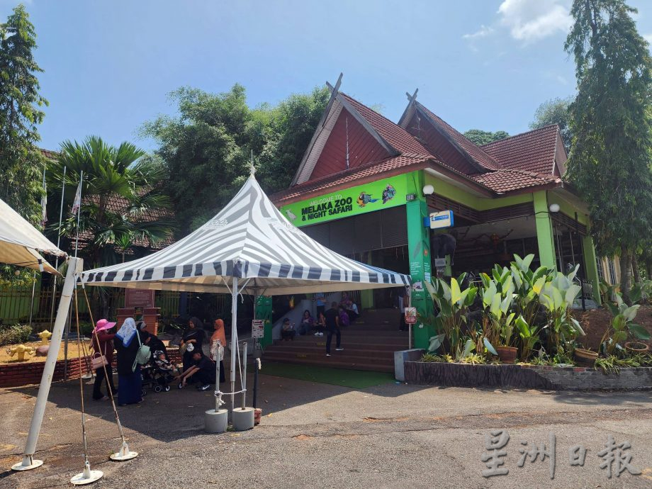 (古城第二版主文)人员向动物园访客售卖5令吉全天停车固本,或引混淆以为动物园收5令吉停车费