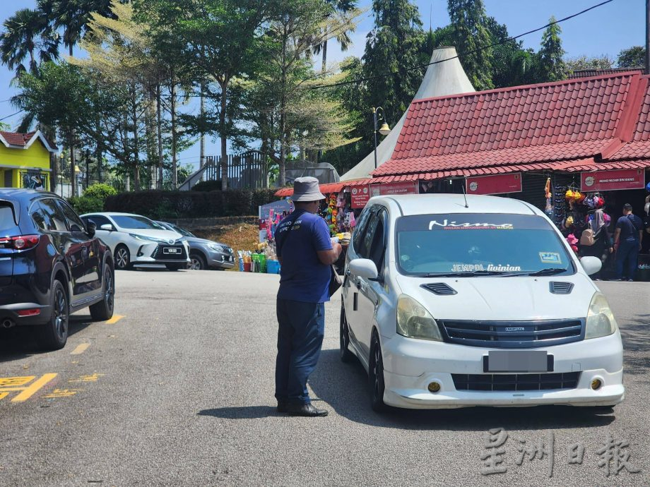 (古城第二版主文)人员向动物园访客售卖5令吉全天停车固本,或引混淆以为动物园收5令吉停车费