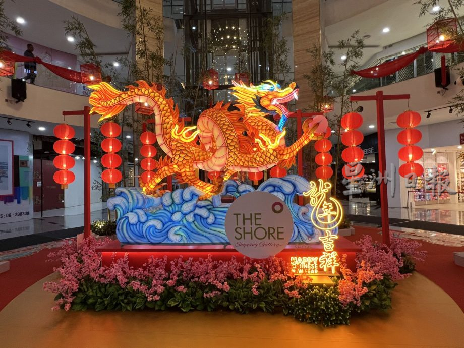 (古城第二版主文)大型商场营造红彤彤喜庆氛围