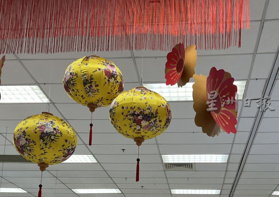 (古城第二版主文)大型商场营造红彤彤喜庆氛围