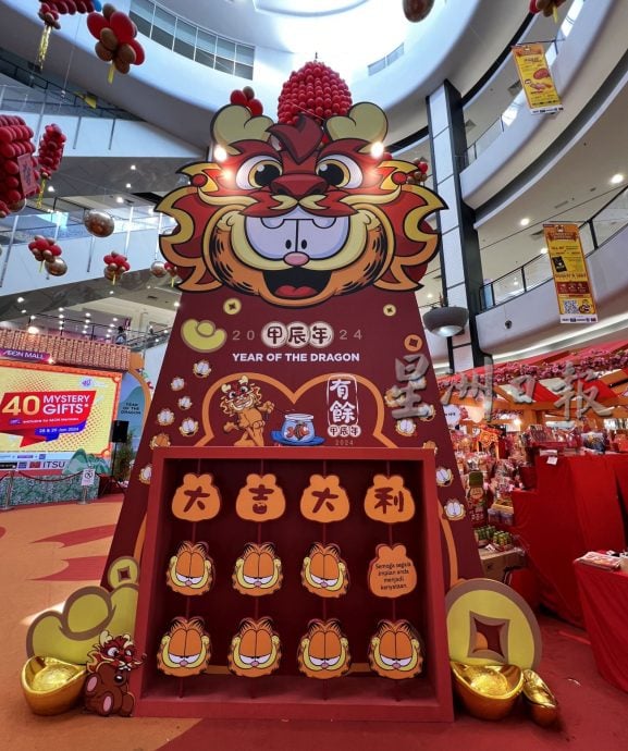 (古城第二版主文)大型商场营造红彤彤喜庆氛围