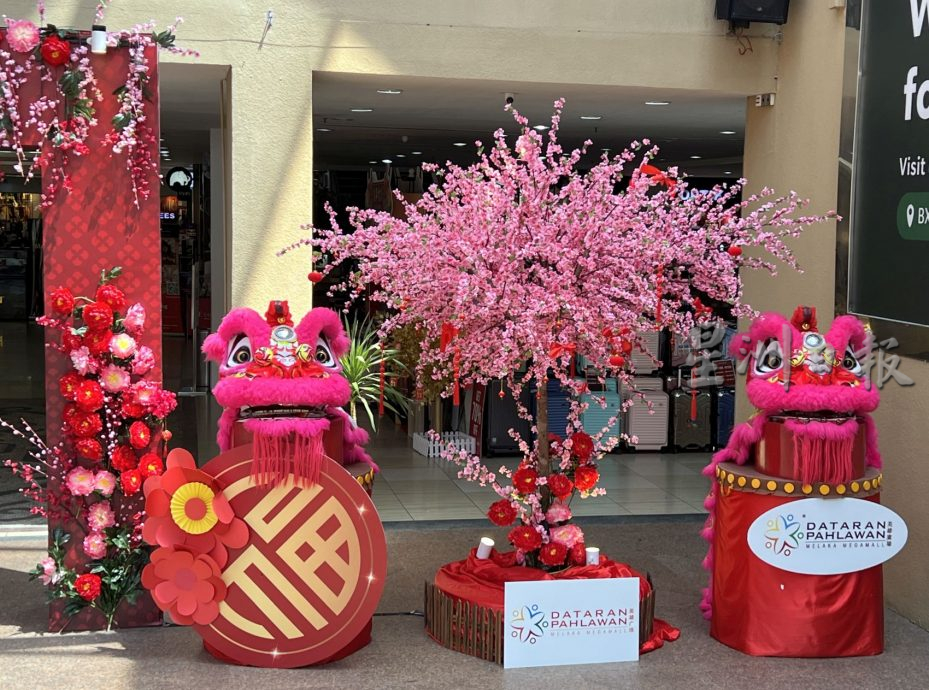 (古城第二版主文)大型商场营造红彤彤喜庆氛围