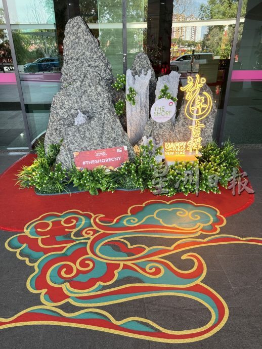 (古城第二版主文)大型商场营造红彤彤喜庆氛围