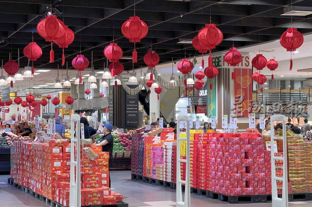 (古城第二版主文)大型商场营造红彤彤喜庆氛围