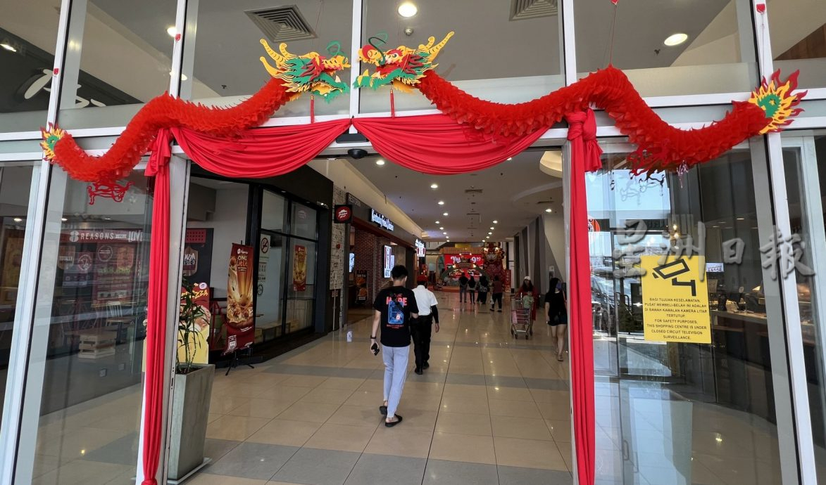 (古城第二版主文)大型商场营造红彤彤喜庆氛围