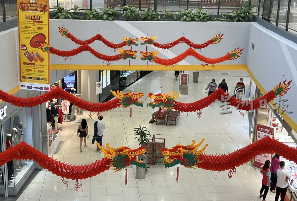 (古城第二版主文)大型商场营造红彤彤喜庆氛围