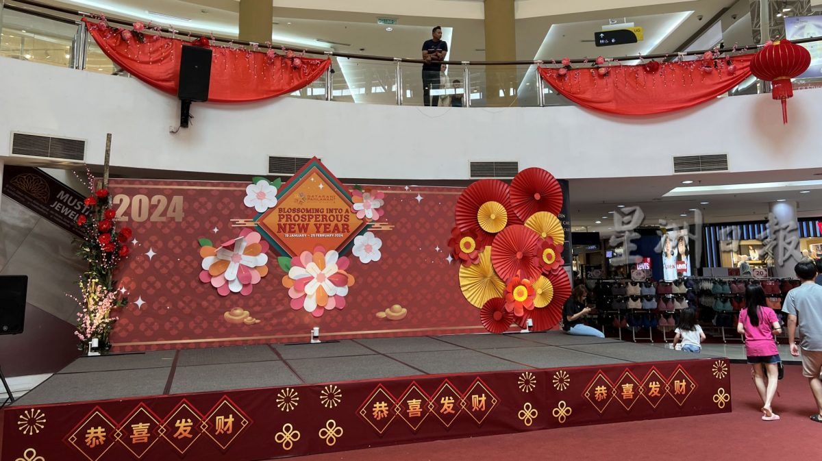 (古城第二版主文)大型商场营造红彤彤喜庆氛围