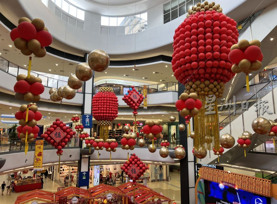 (古城第二版主文)大型商场营造红彤彤喜庆氛围