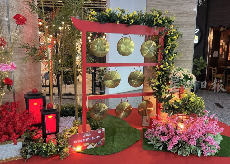 (古城第二版主文)大型商场营造红彤彤喜庆氛围