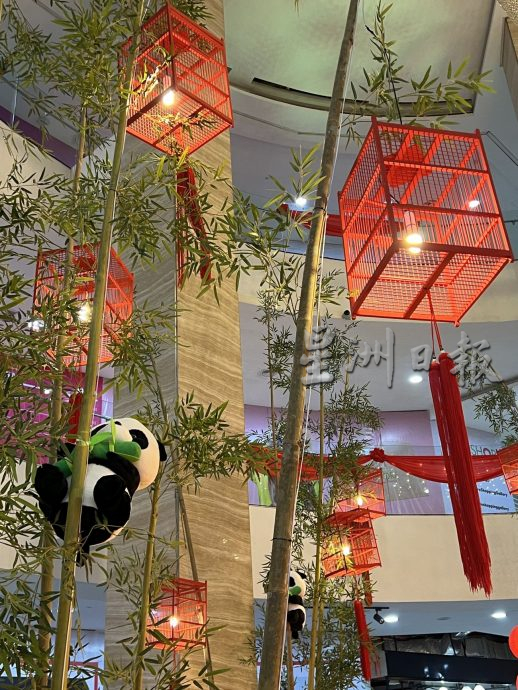 (古城第二版主文)大型商场营造红彤彤喜庆氛围