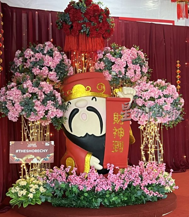 (古城第二版主文)大型商场营造红彤彤喜庆氛围