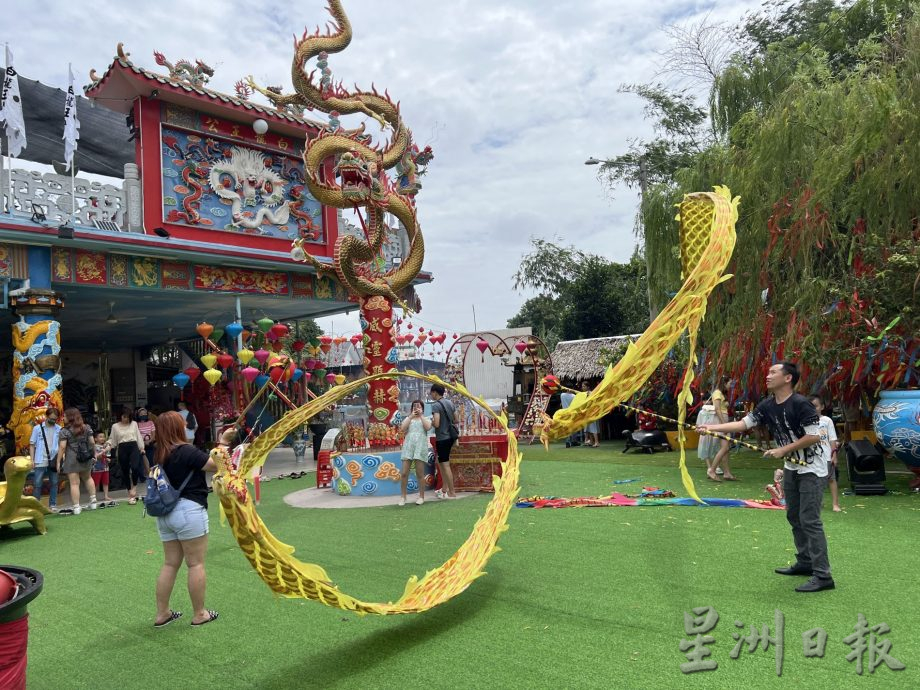 (古城第二版副文)青山侯王庙春节人气旺