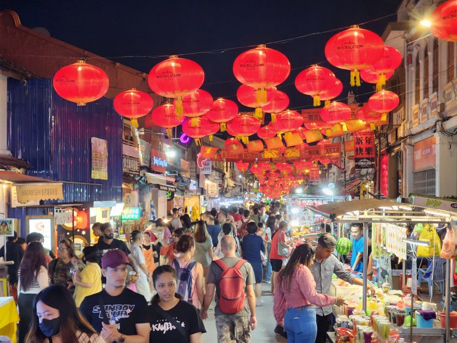 (古城第五版主文)颜天禄:鸡场街年景布置为2024马六甲旅游年注入文化旅游看点,也为马中建交营造欢庆气氛