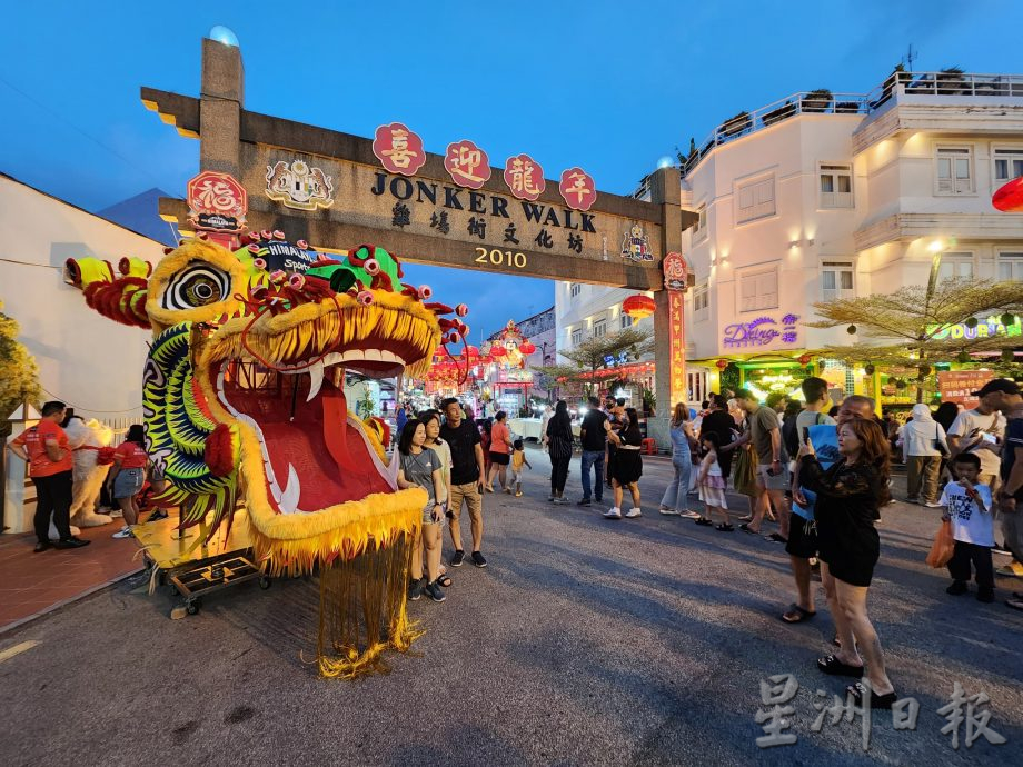 (古城第五版主文)颜天禄:鸡场街年景布置为2024马六甲旅游年注入文化旅游看点,也为马中建交营造欢庆气氛