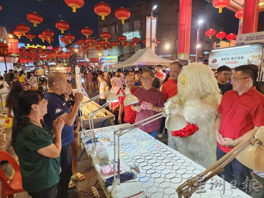 (古城第五版主文)颜天禄:鸡场街年景布置为2024马六甲旅游年注入文化旅游看点,也为马中建交营造欢庆气氛