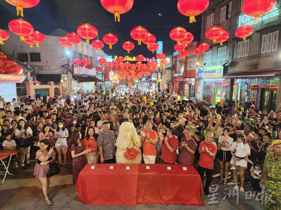 (古城第五版主文)颜天禄:鸡场街年景布置为2024马六甲旅游年注入文化旅游看点,也为马中建交营造欢庆气氛