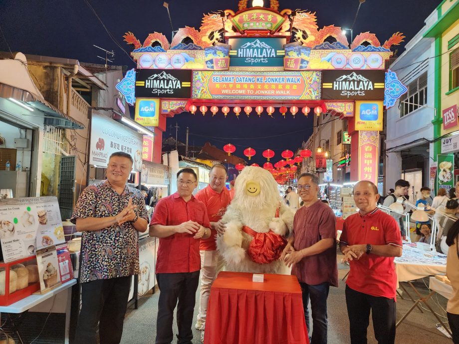 (古城第五版主文)颜天禄:鸡场街年景布置为2024马六甲旅游年注入文化旅游看点,也为马中建交营造欢庆气氛