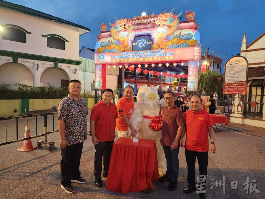 (古城第五版主文)颜天禄:鸡场街年景布置为2024马六甲旅游年注入文化旅游看点,也为马中建交营造欢庆气氛