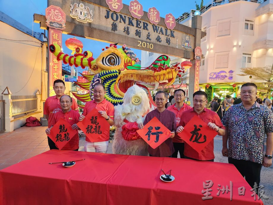 (古城第五版主文)颜天禄:鸡场街年景布置为2024马六甲旅游年注入文化旅游看点,也为马中建交营造欢庆气氛