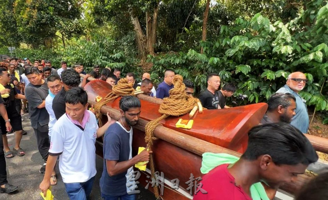 (古城第六版主文)子孙拉40尺龙须送殡·孝狮护送老太夫人上路